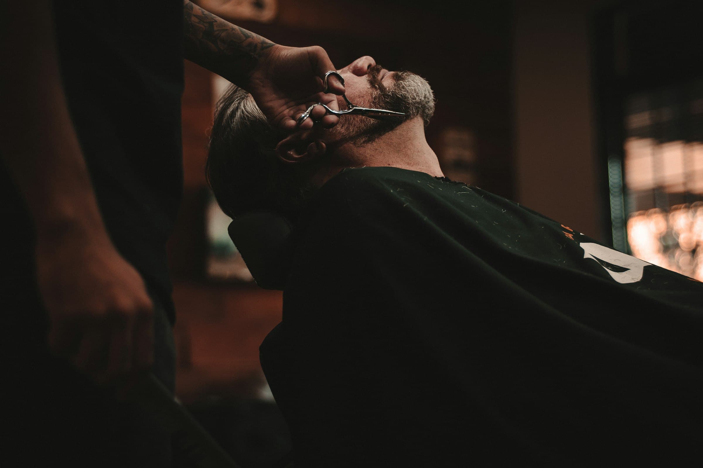 Barbear à navalha na Eduardo's Barber Shop